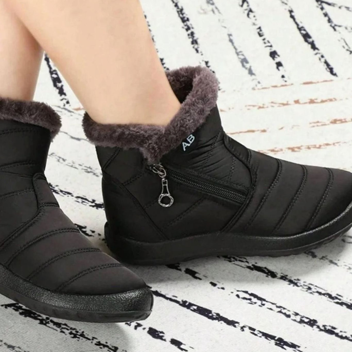 Women's Fur-Lined Zipper Ankle Winter Snow Boots - Black