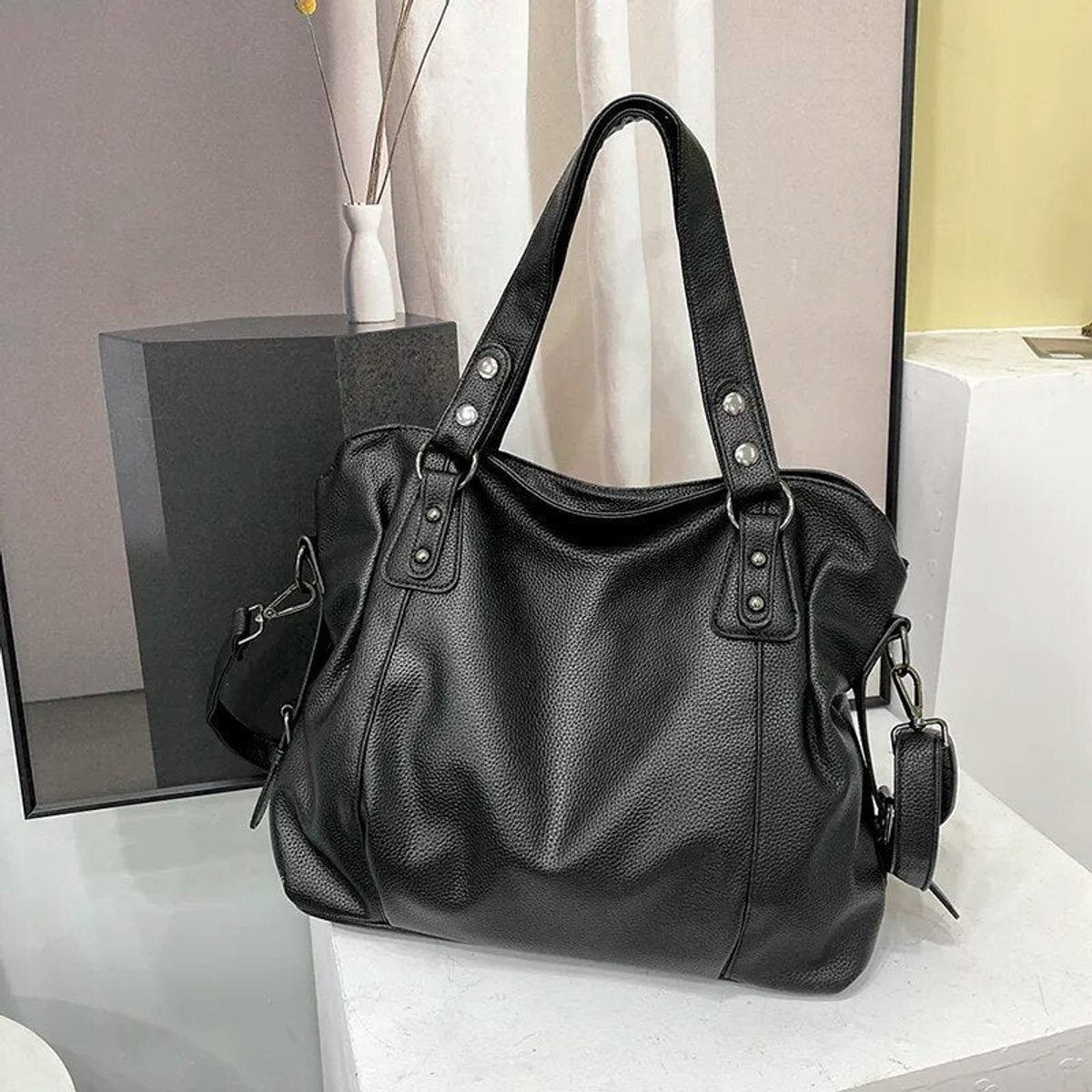 Women's Large Black Leather Shoulder Tote Bag Studded Hobo - Schwarz