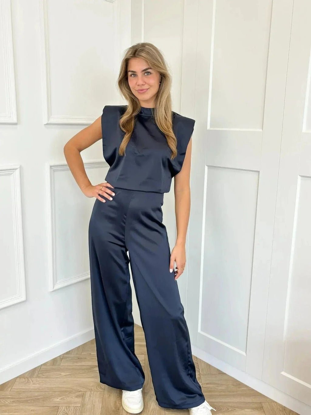 Women's Satin Wide-Leg Sleeveless Open-Back Jumpsuit - Marineblauw
