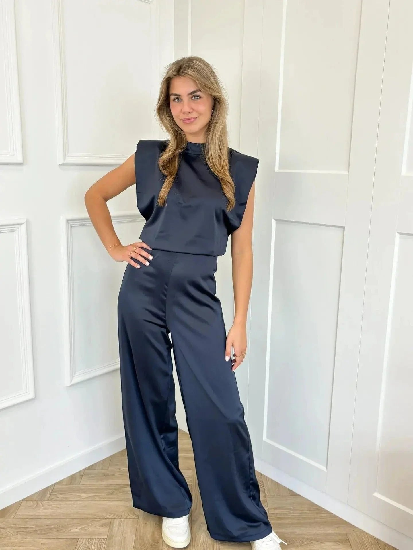 Women's Satin Wide-Leg Sleeveless Open-Back Jumpsuit - Marineblauw