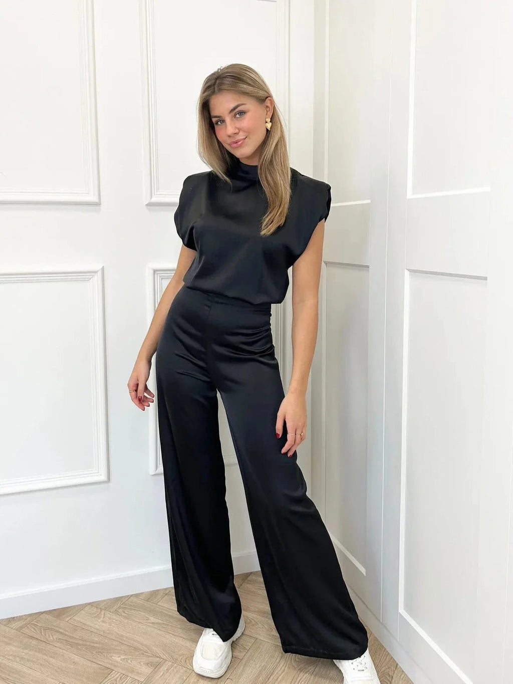 Women's Satin Wide-Leg Sleeveless Open-Back Jumpsuit - Zwart